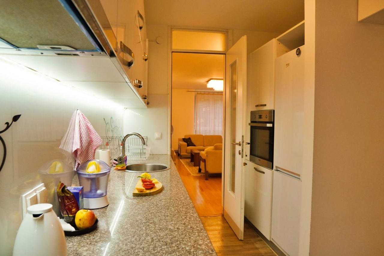 City Center Grand Apartment - Three-Bedroom, Free Parking Sarajevo Exterior foto